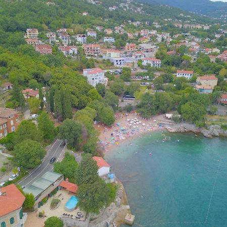 Beach Apartments Lovran Bagian luar foto